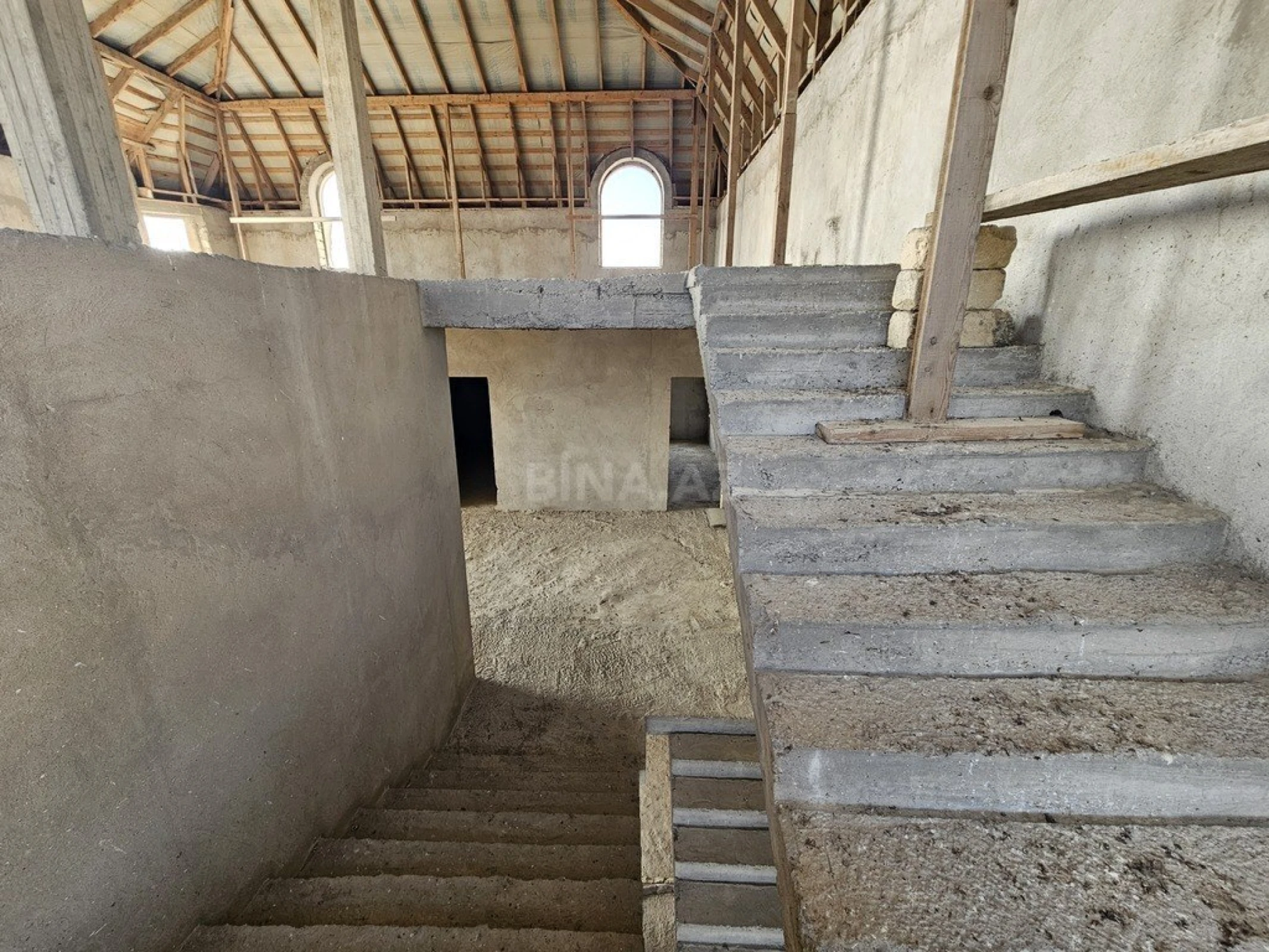 Satılır 12 otaqlı həyət evi 500 m²