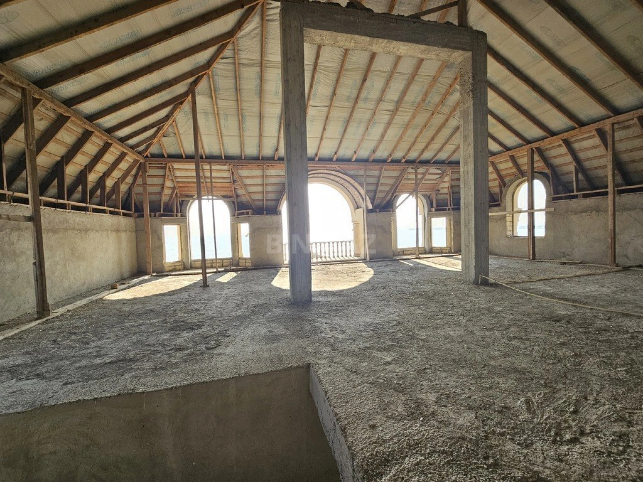 Satılır 12 otaqlı həyət evi 500 m²