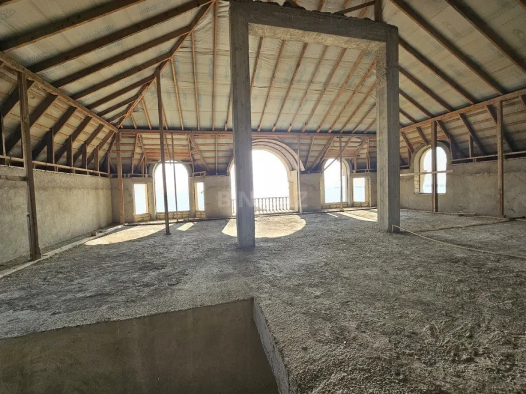 Satılır 12 otaqlı həyət evi 500 m²