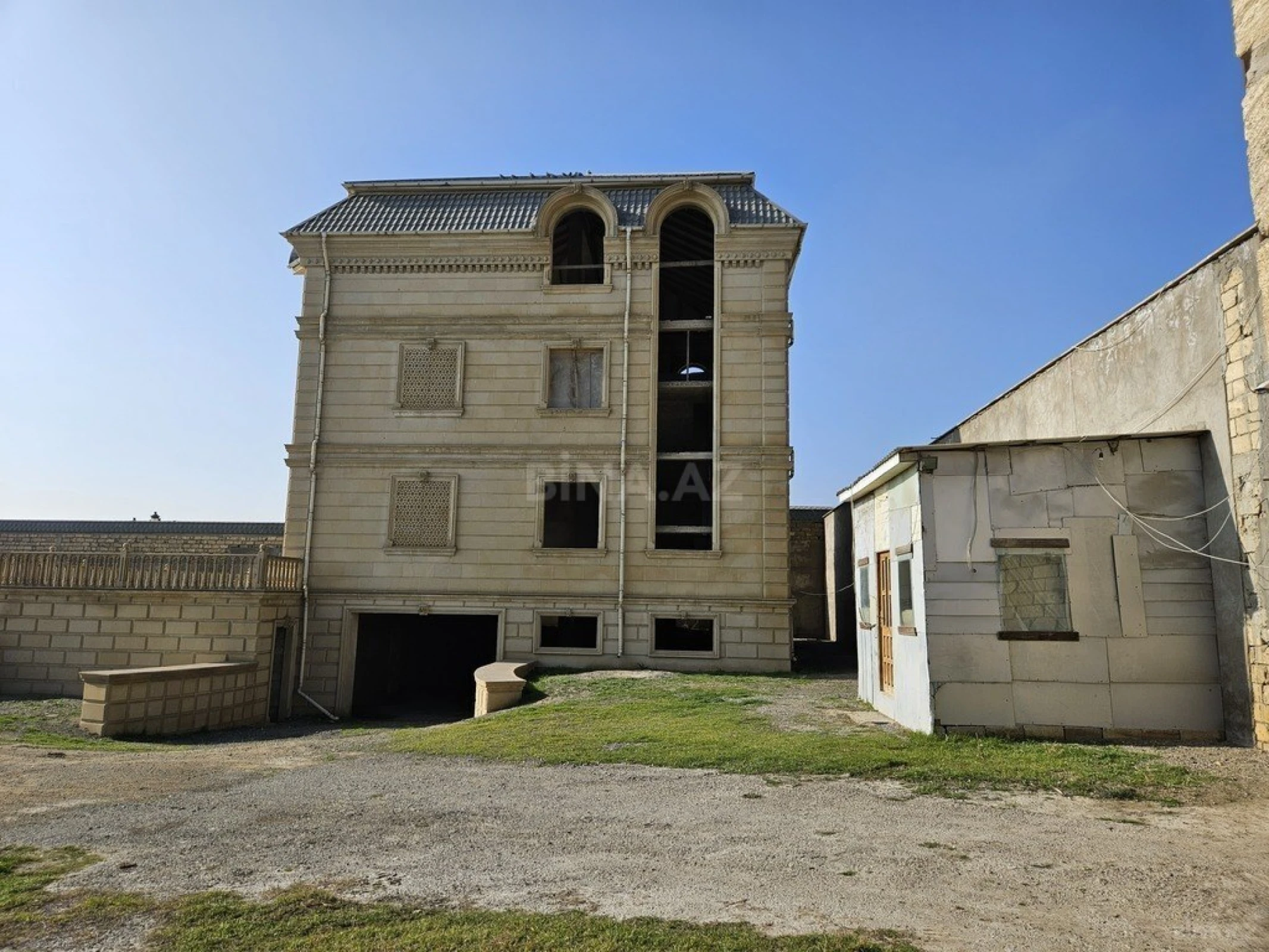 Satılır 12 otaqlı həyət evi 500 m²