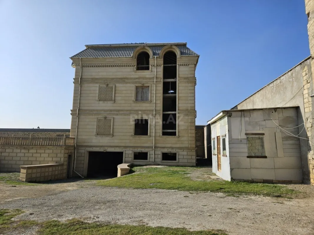 Satılır 12 otaqlı həyət evi 500 m²
