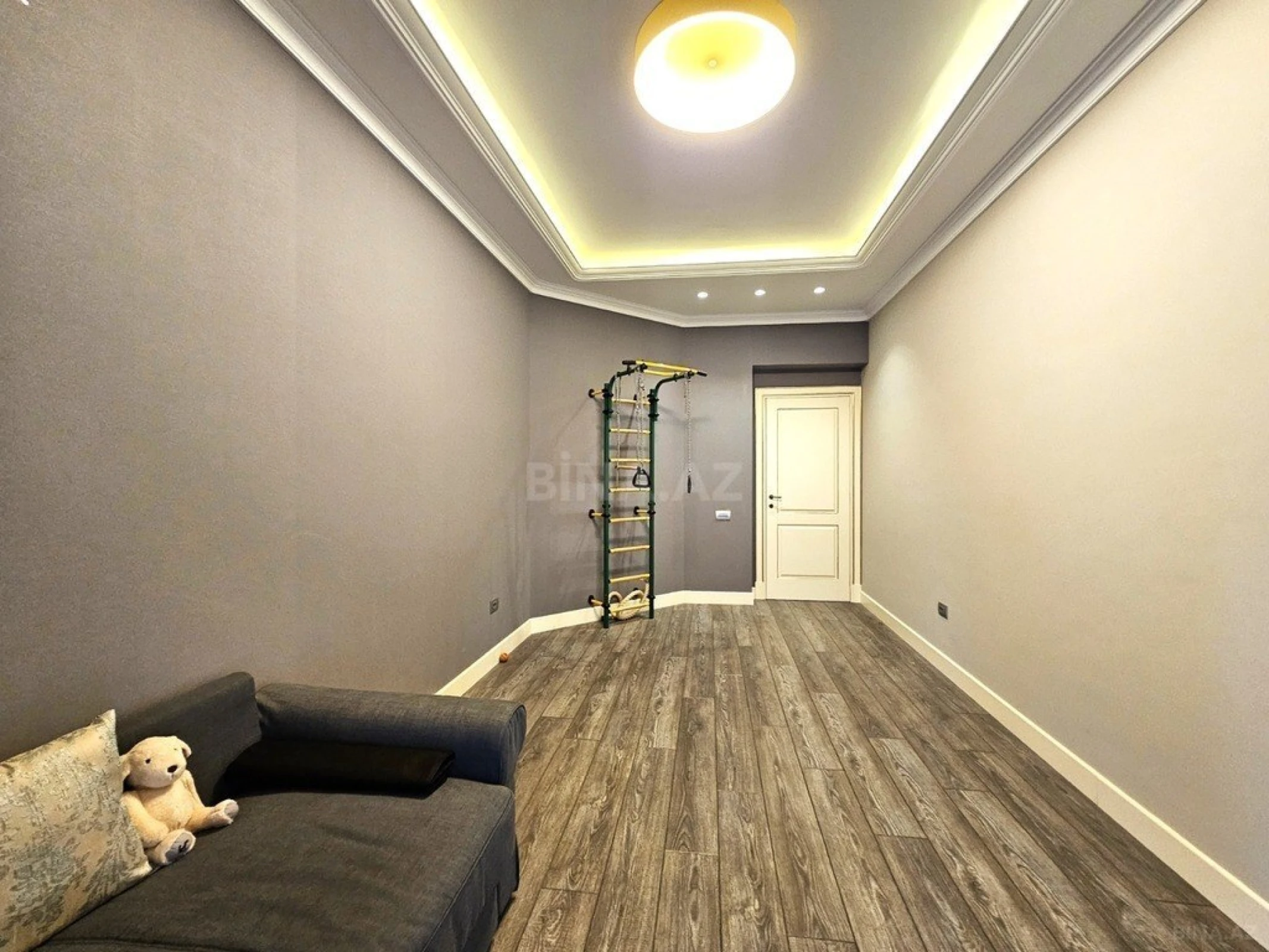 Satılır 5 otaqlı mənzil 246 m²