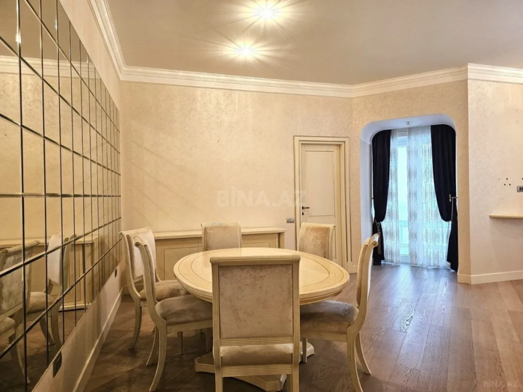 Satılır 5 otaqlı mənzil 246 m²