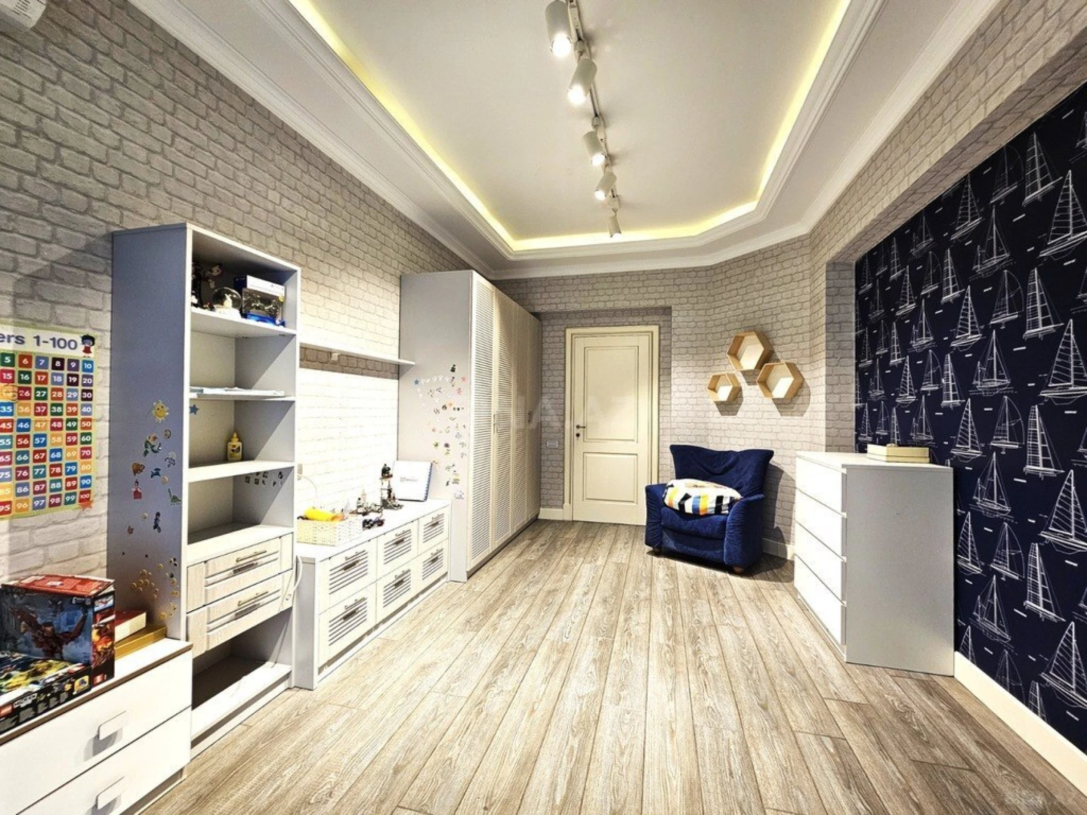 Satılır 5 otaqlı mənzil 246 m²