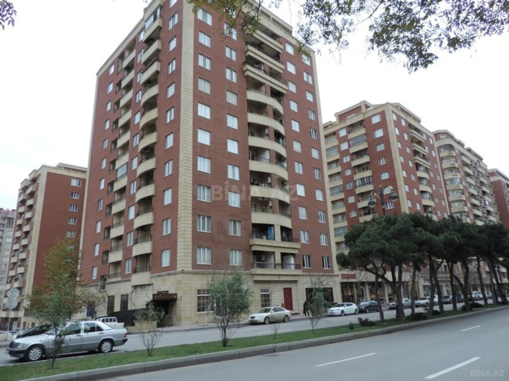 Satılır 5 otaqlı mənzil 246 m²