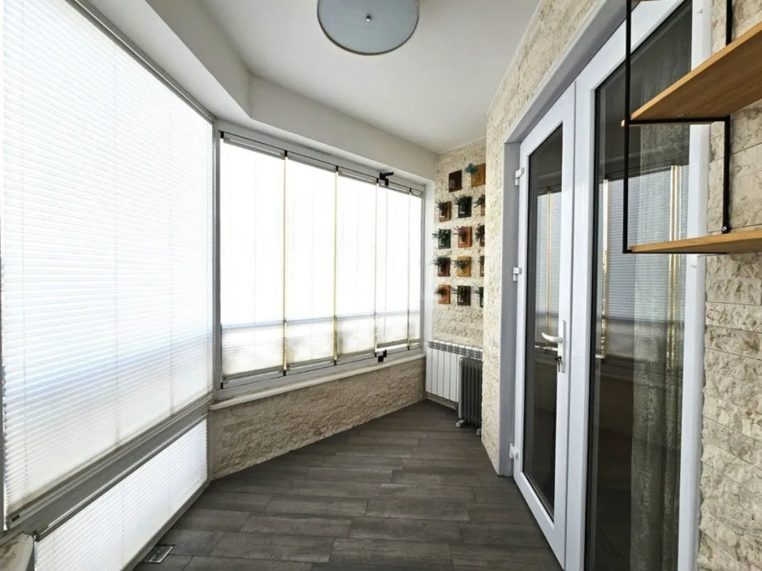 Satılır 5 otaqlı mənzil 246 m²