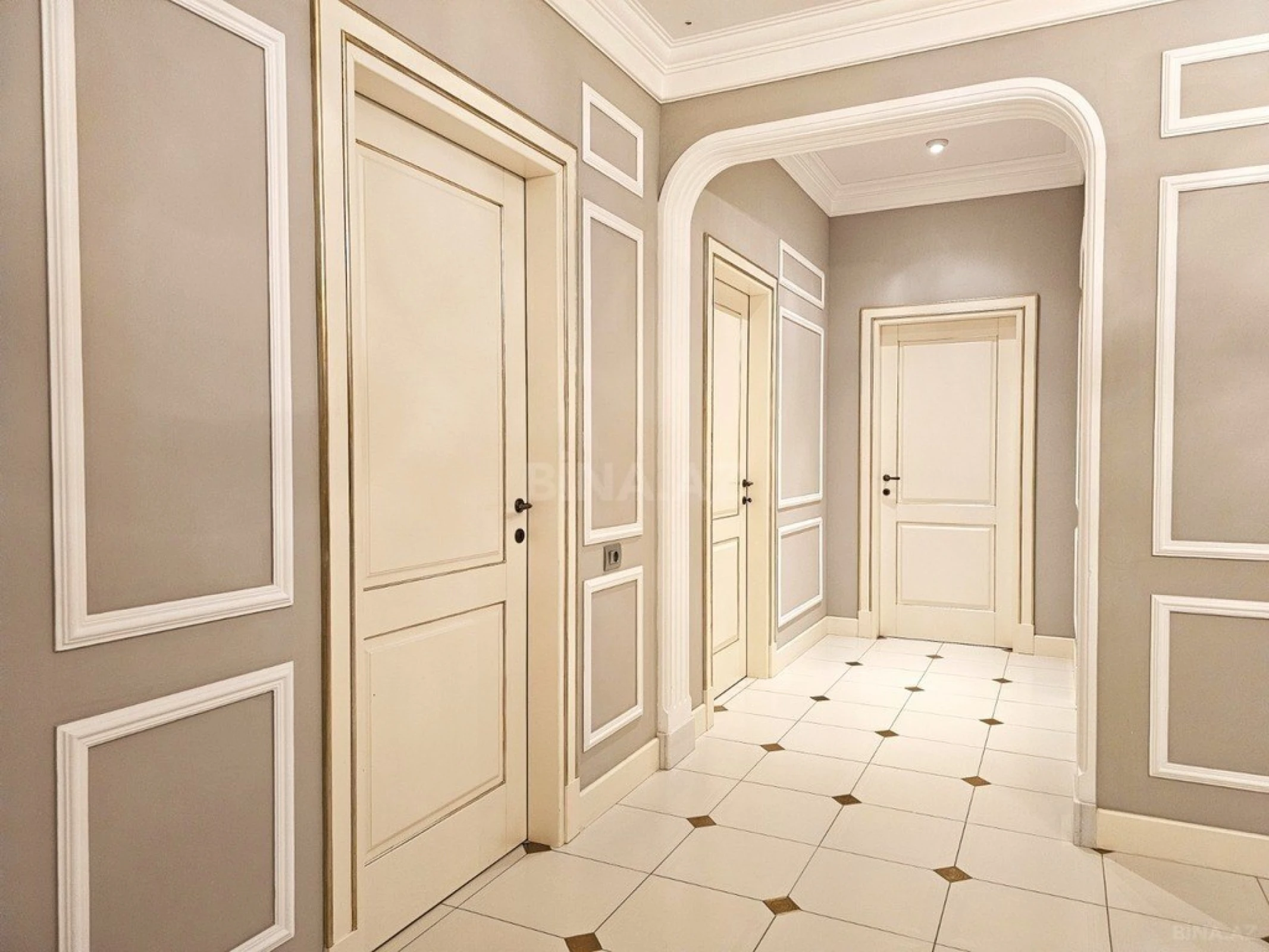 Satılır 5 otaqlı mənzil 246 m²