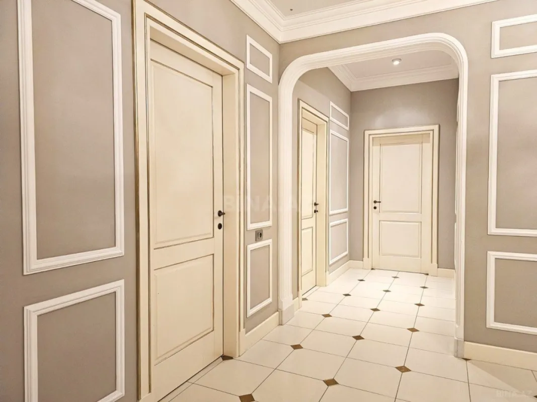 Satılır 5 otaqlı mənzil 246 m²