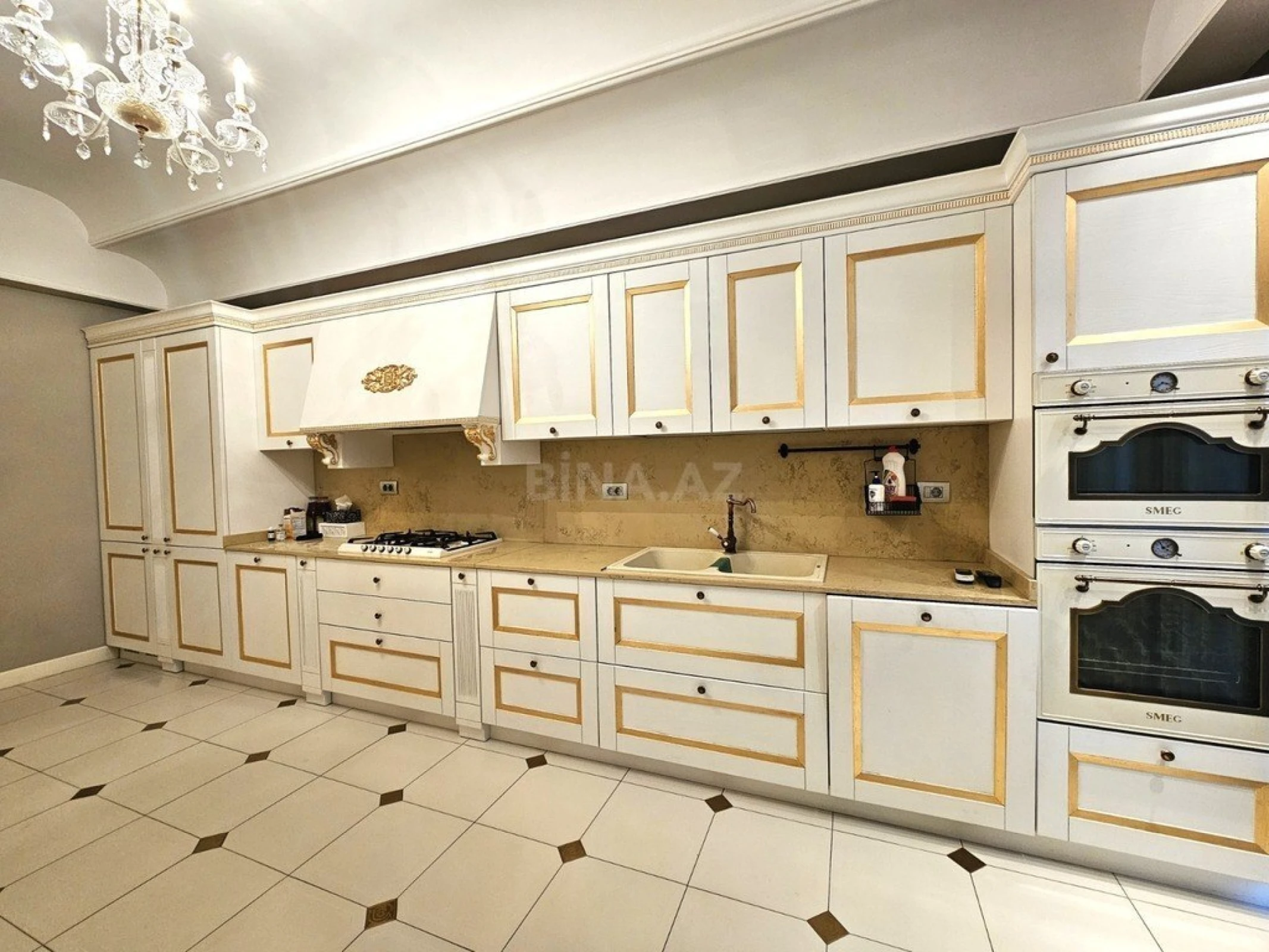 Satılır 5 otaqlı mənzil 246 m²