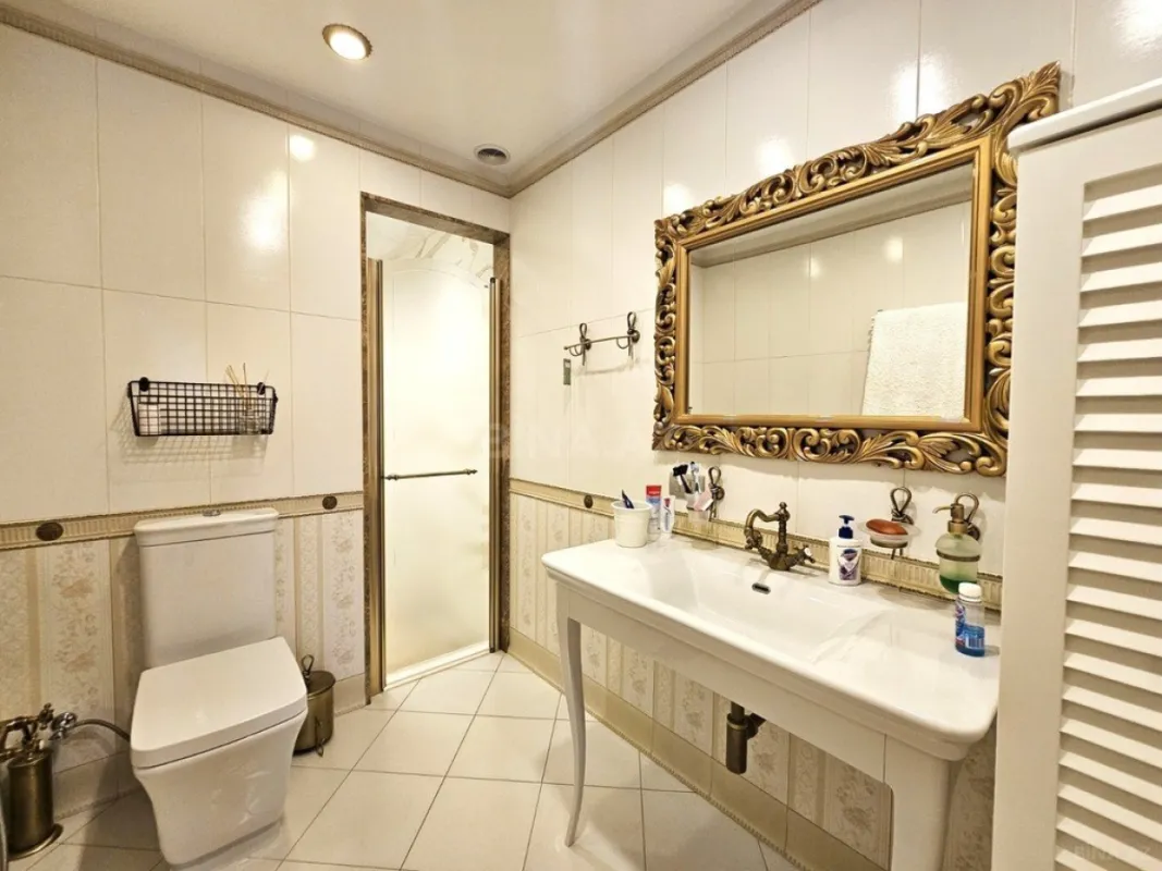 Satılır 5 otaqlı mənzil 246 m²