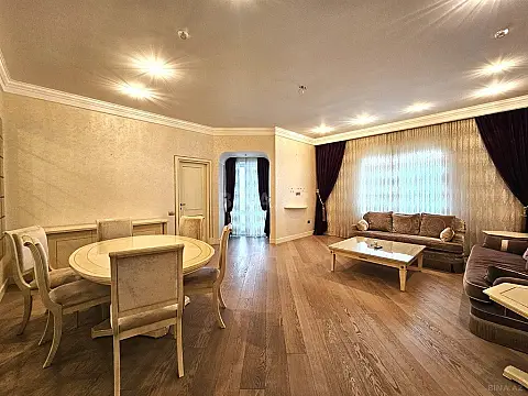 Satılır 5 otaqlı mənzil 246 m²