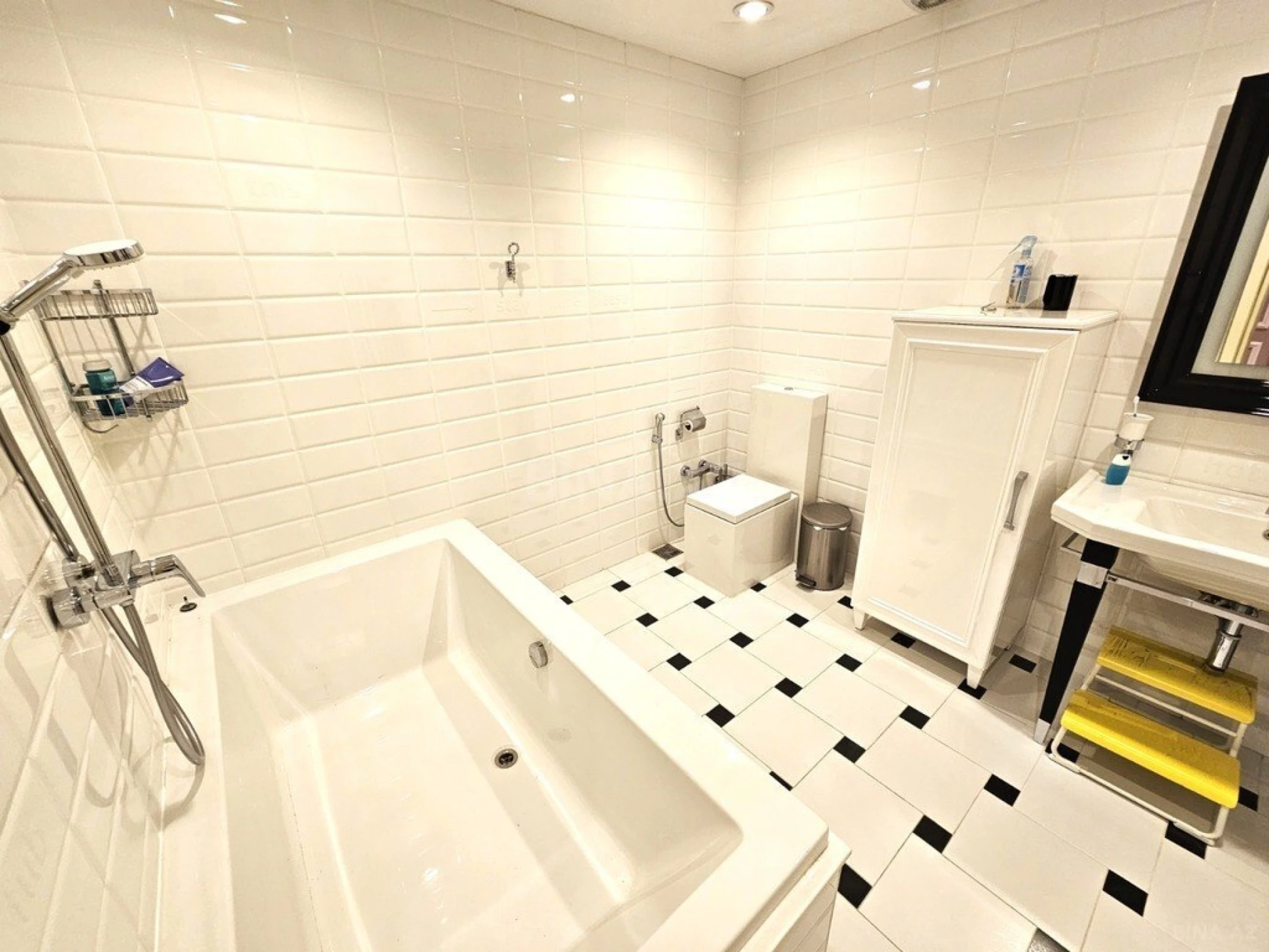 Satılır 5 otaqlı mənzil 246 m²