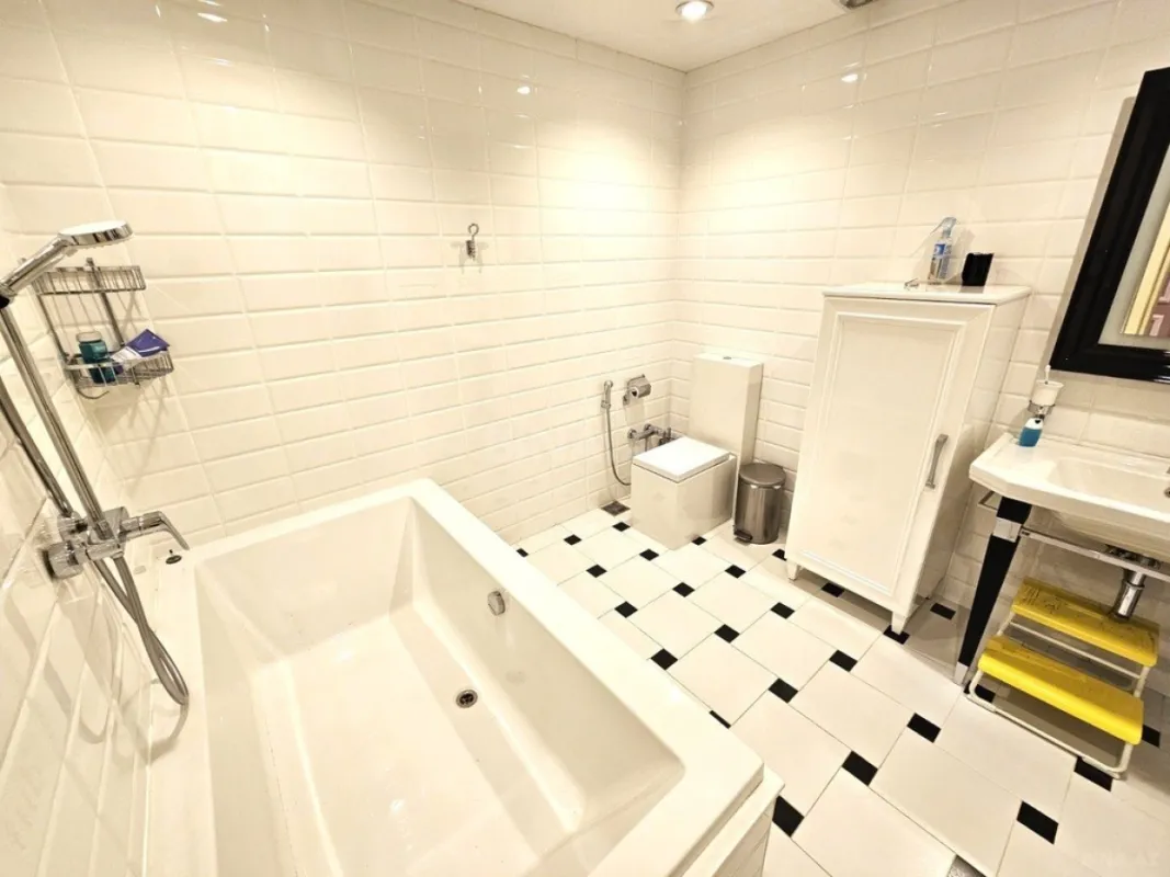 Satılır 5 otaqlı mənzil 246 m²