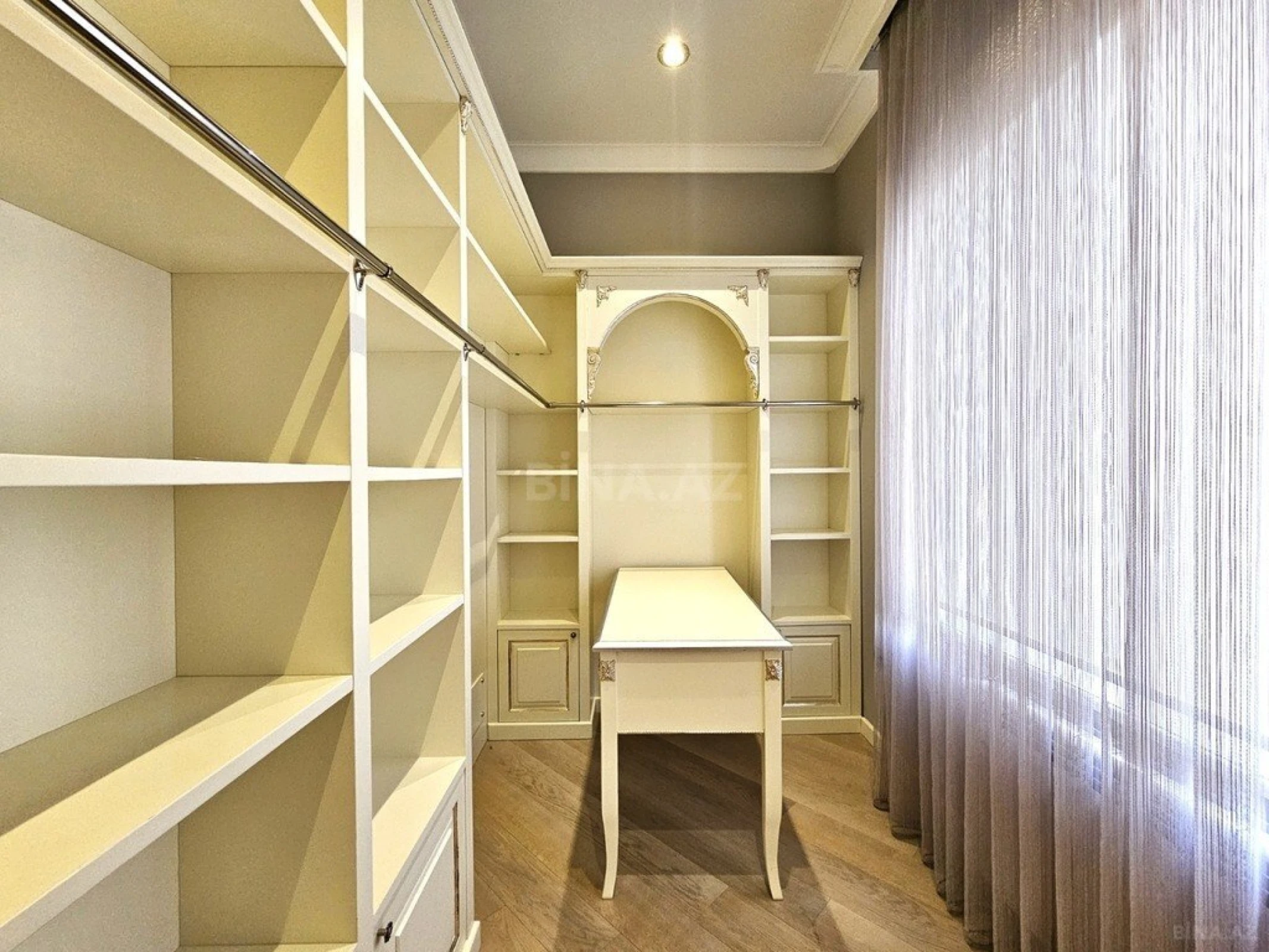 Satılır 5 otaqlı mənzil 246 m²