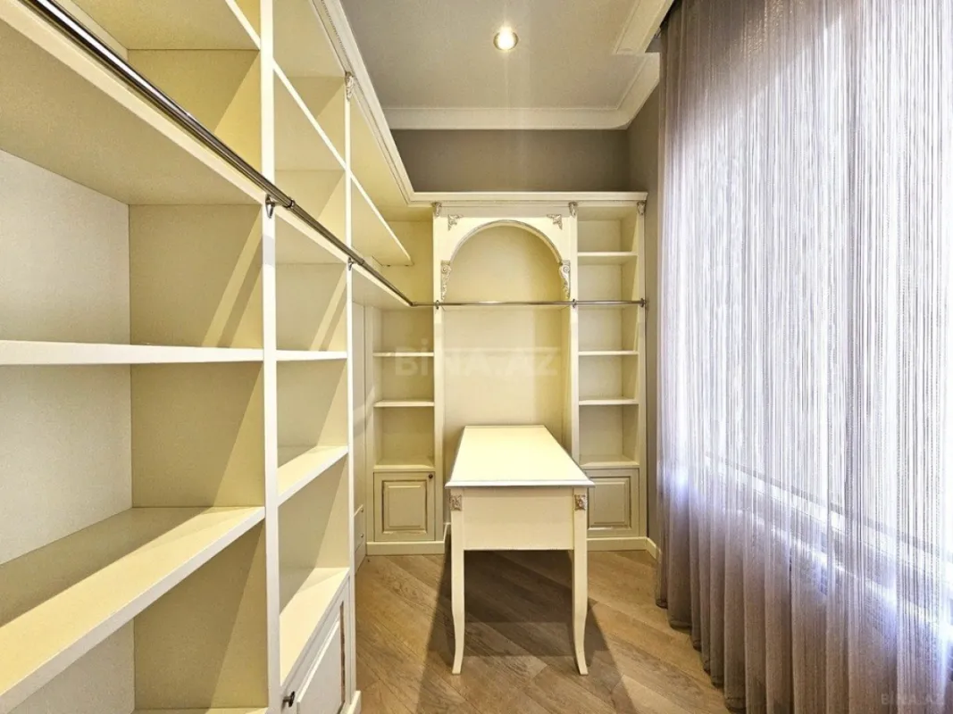 Satılır 5 otaqlı mənzil 246 m²