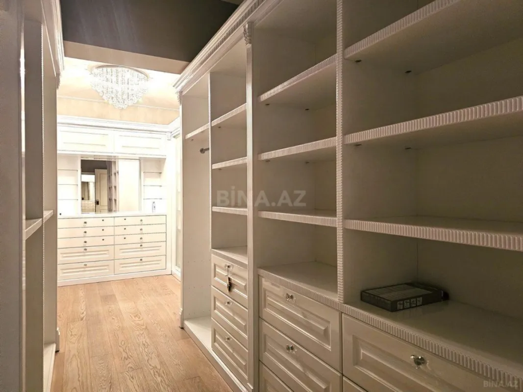 Satılır 5 otaqlı mənzil 246 m²