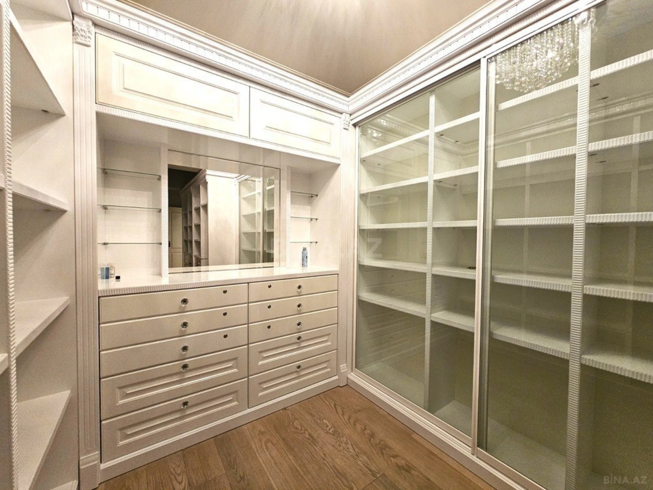 Satılır 5 otaqlı mənzil 246 m²