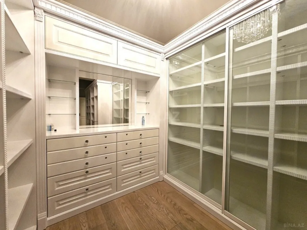 Satılır 5 otaqlı mənzil 246 m²