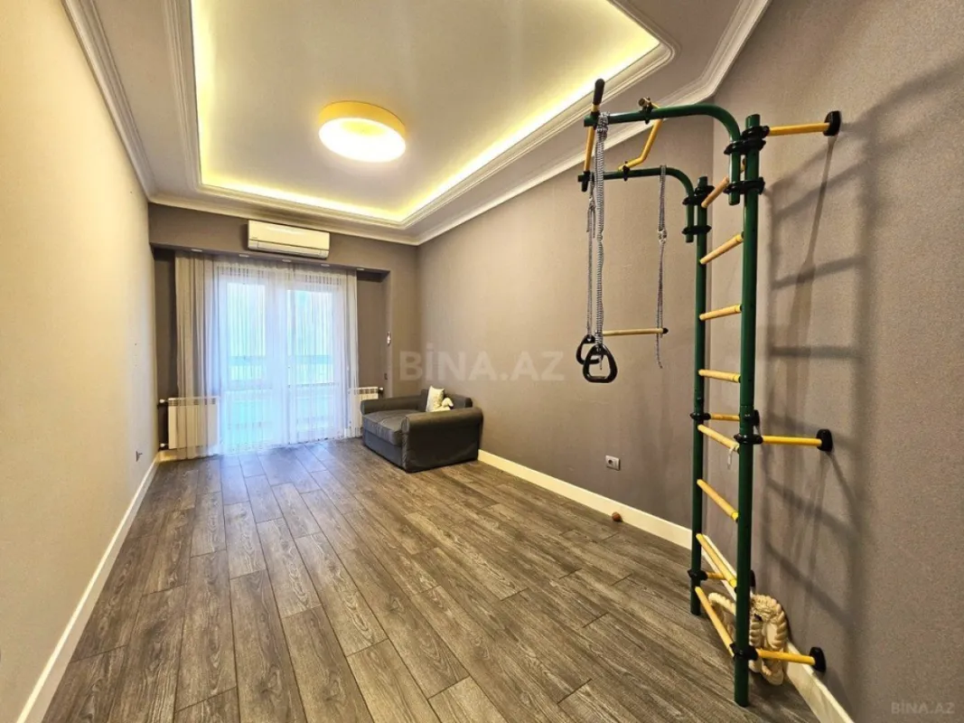 Satılır 5 otaqlı mənzil 246 m²