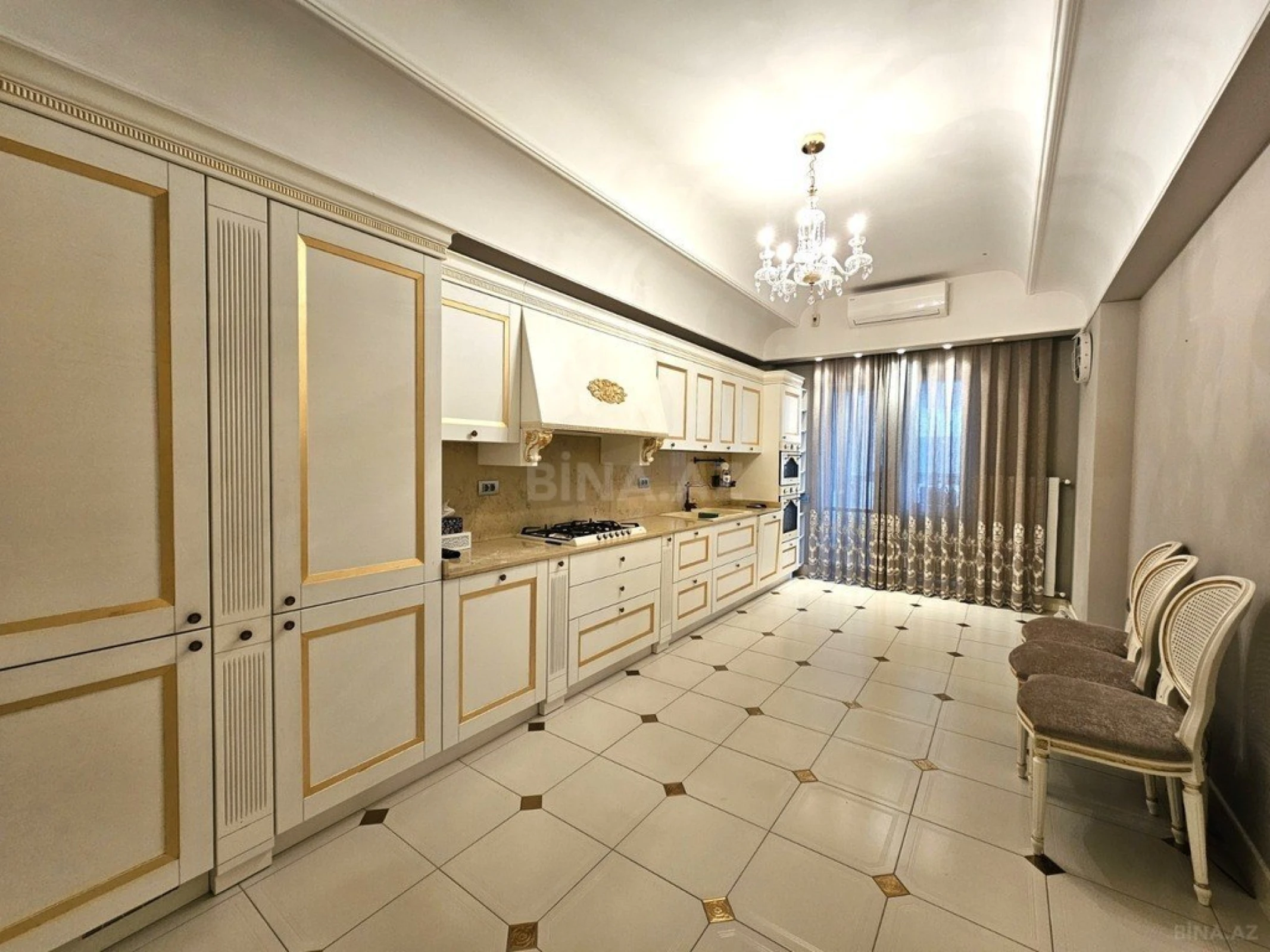 Satılır 5 otaqlı mənzil 246 m²