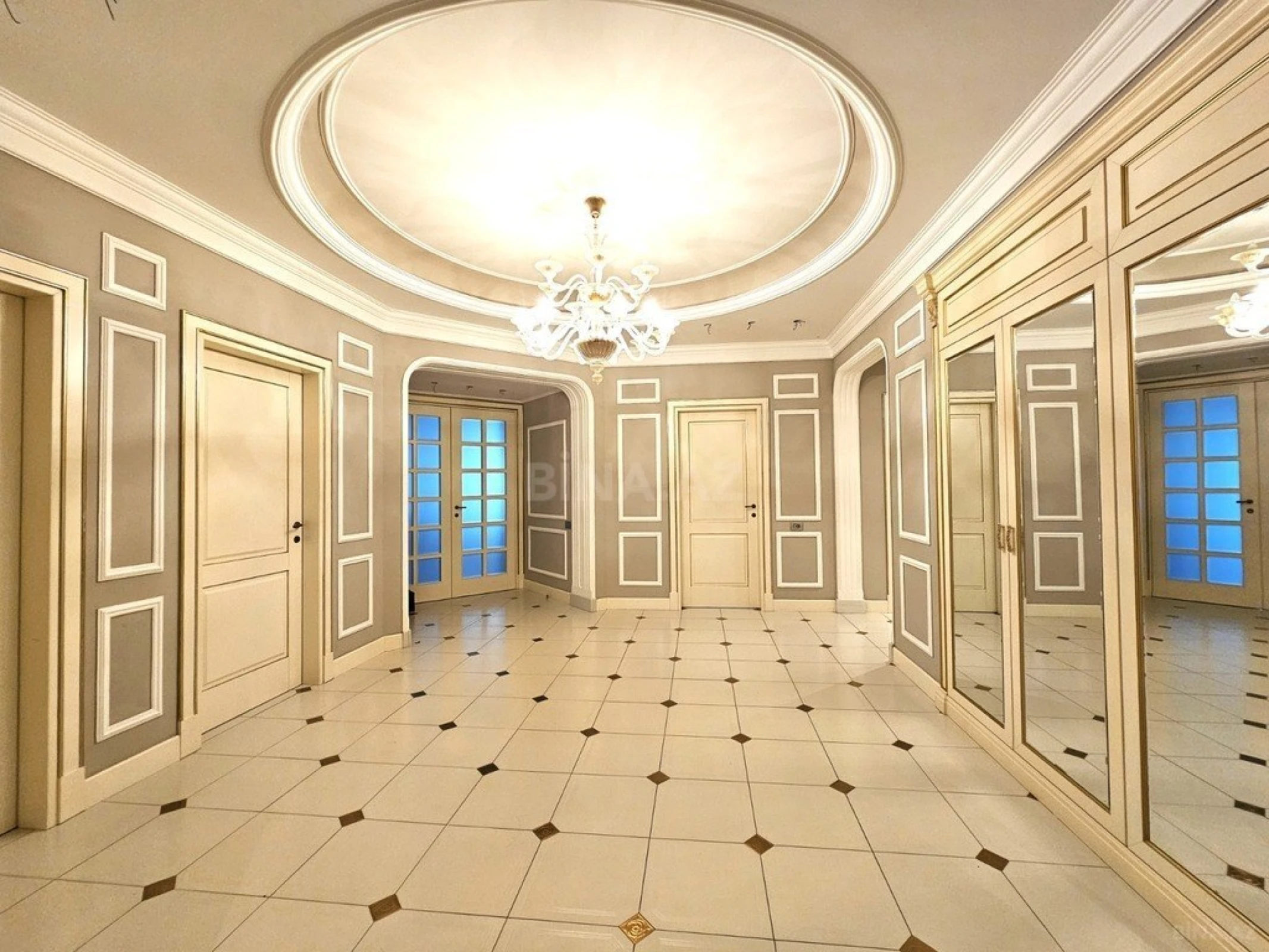 Satılır 5 otaqlı mənzil 246 m²