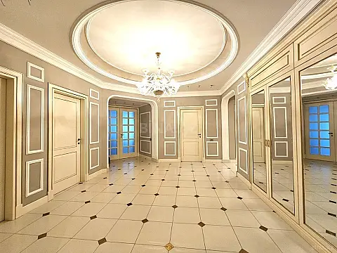 Satılır 5 otaqlı mənzil 246 m²