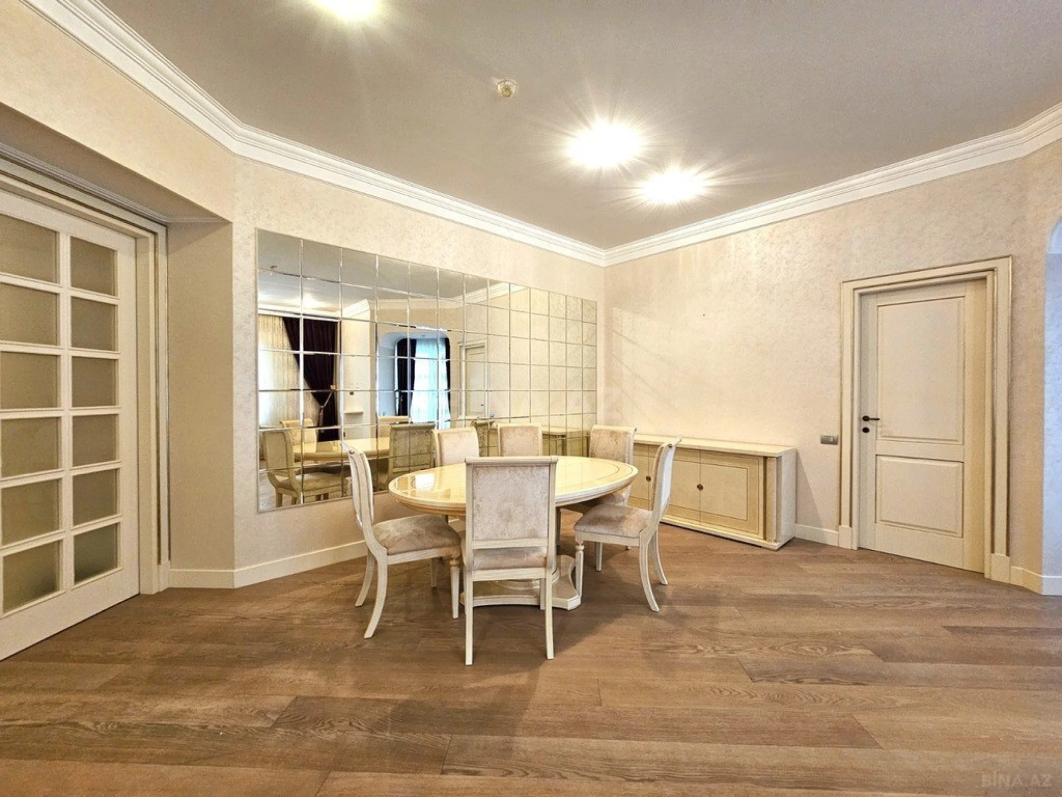 Satılır 5 otaqlı mənzil 246 m²