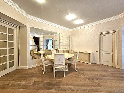 Satılır 5 otaqlı mənzil 246 m²