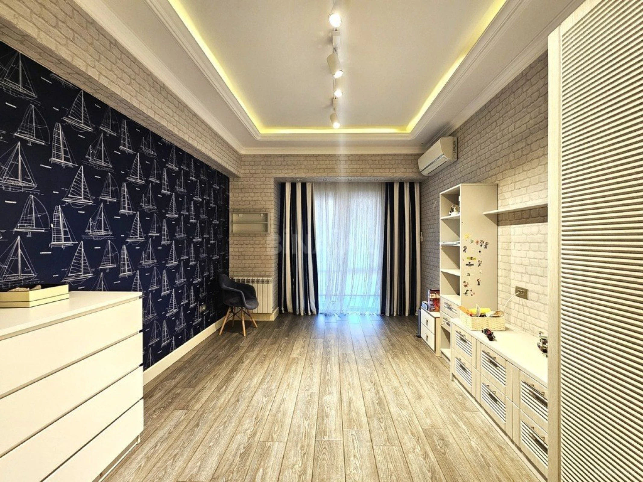 Satılır 5 otaqlı mənzil 246 m²