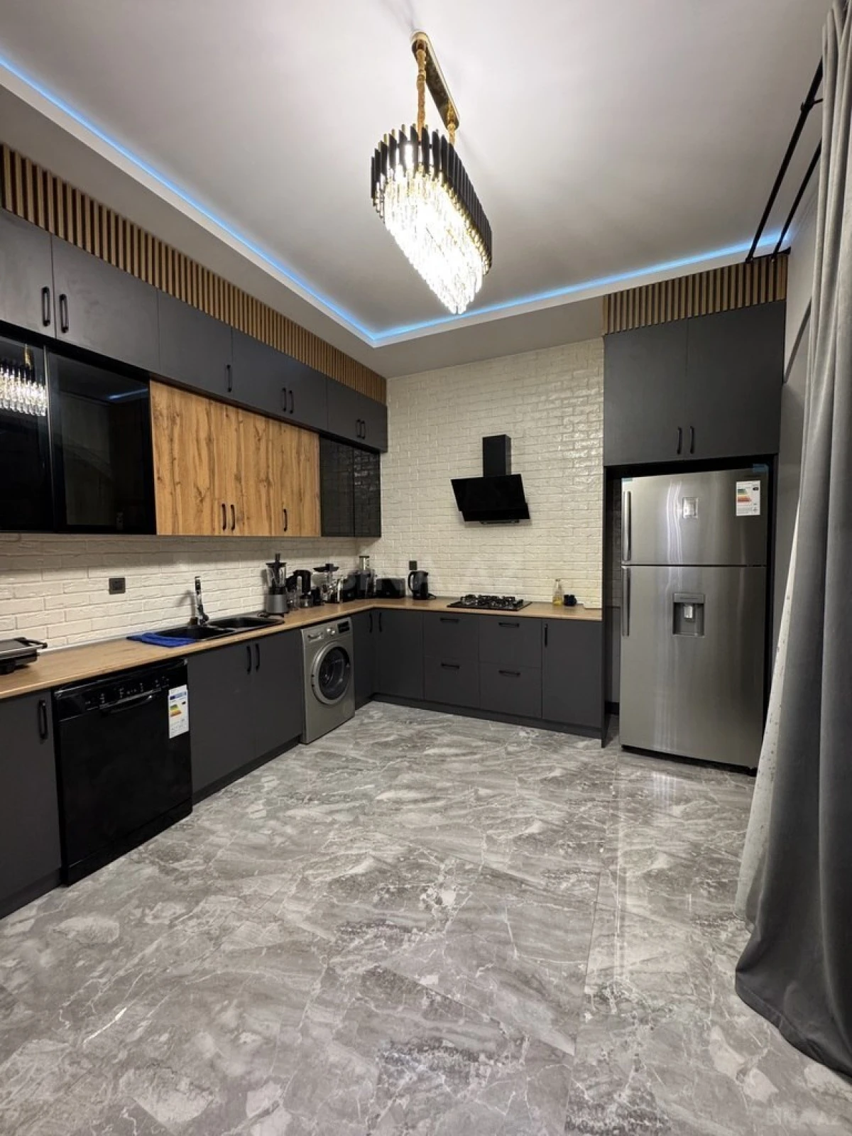 Satılır 5 otaqlı həyət evi 250 m²