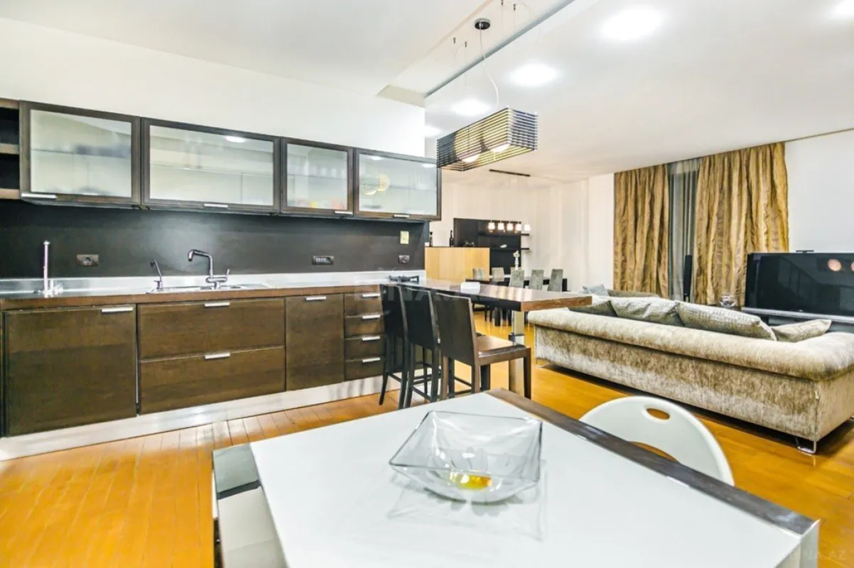 Kirayə verilir 3 otaqlı mənzil 185 m²