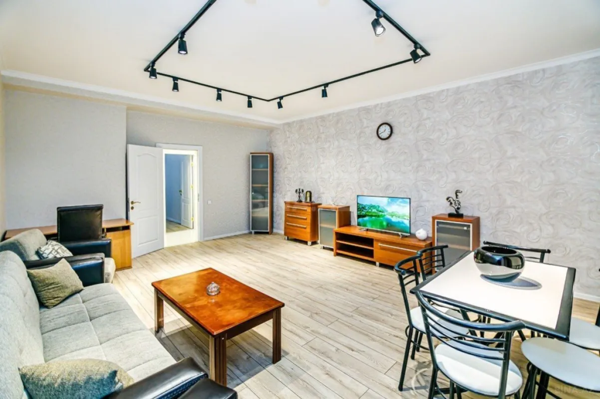 Kirayə verilir 4 otaqlı mənzil 165 m²