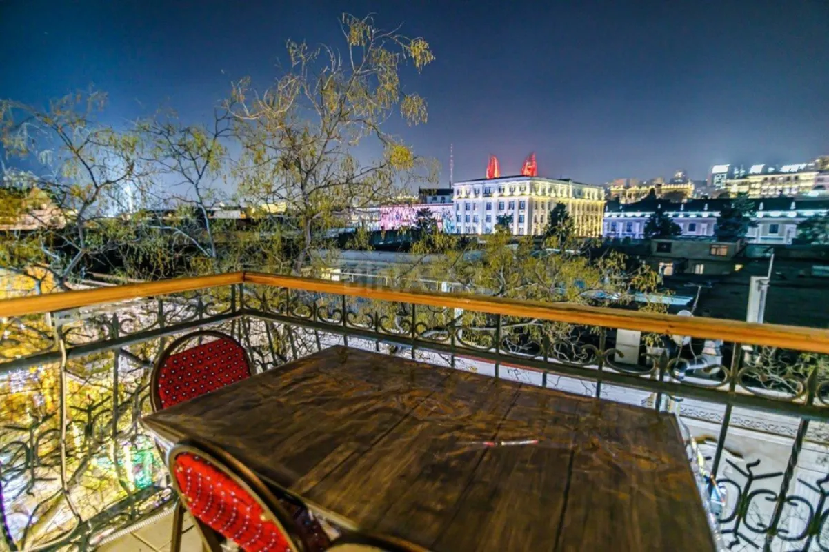 Kirayə verilir 4 otaqlı mənzil 165 m²