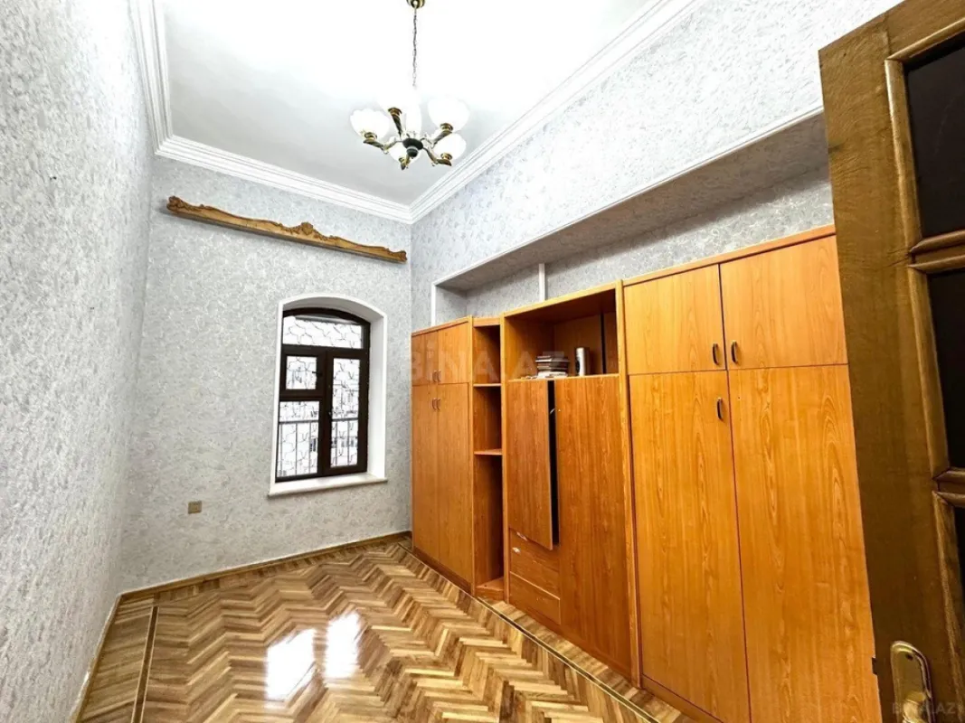 Satılır 6 otaqlı mənzil 215 m²