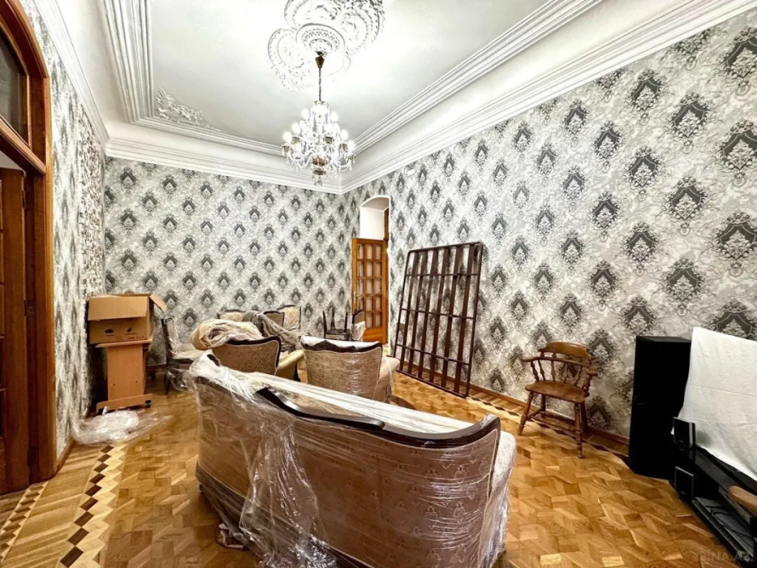 Satılır 6 otaqlı mənzil 215 m²