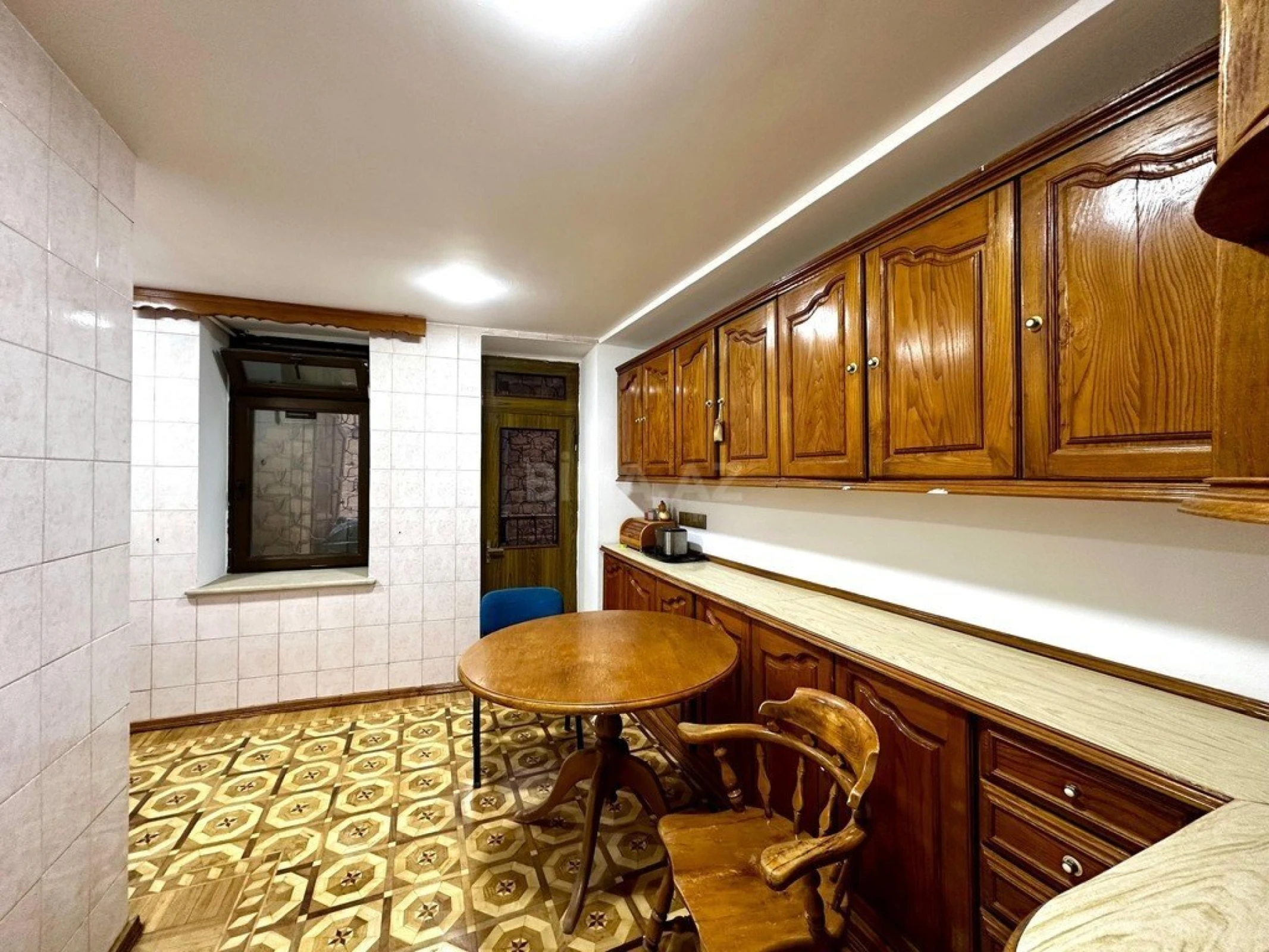 Satılır 6 otaqlı mənzil 215 m²