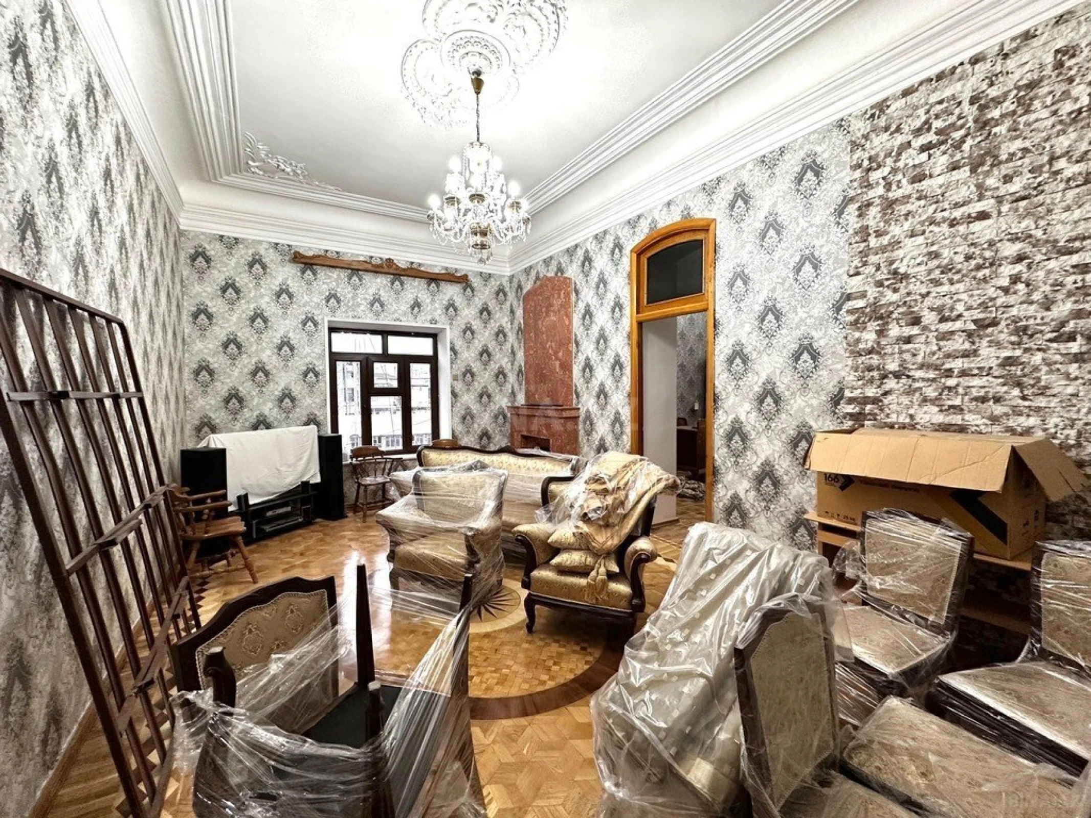 Satılır 6 otaqlı mənzil 215 m²