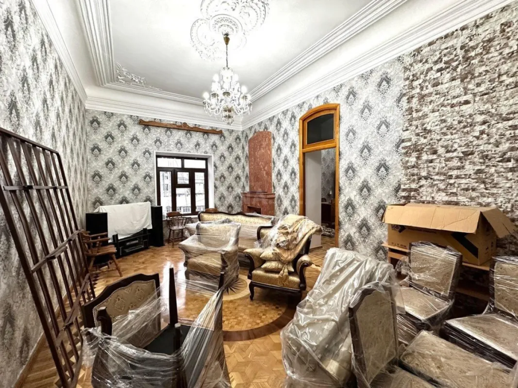Satılır 6 otaqlı mənzil 215 m²