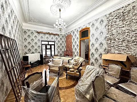 Satılır 6 otaqlı mənzil 215 m²