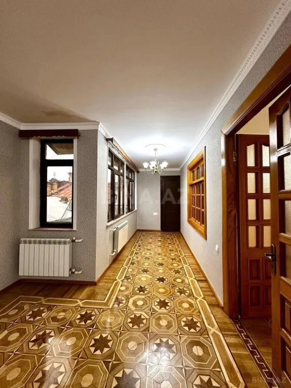 Satılır 6 otaqlı mənzil 215 m²