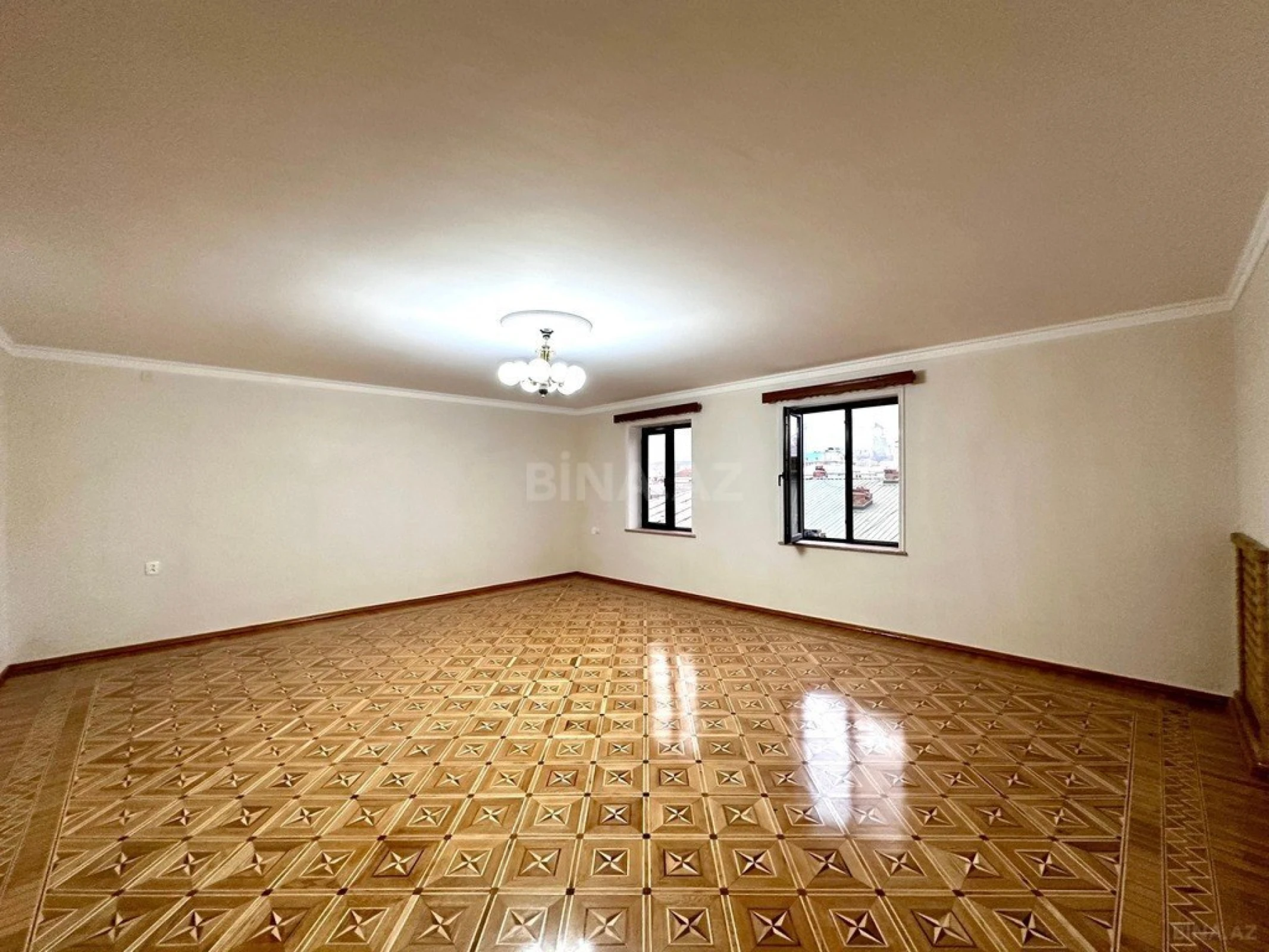 Satılır 6 otaqlı mənzil 215 m²