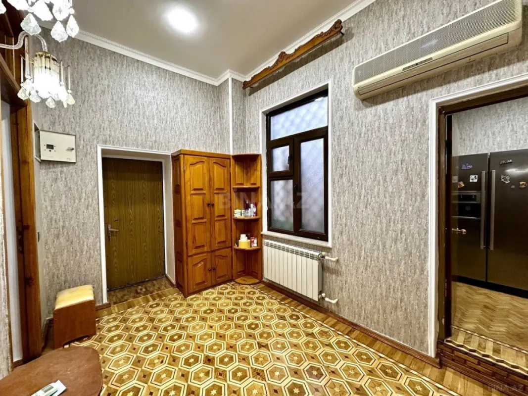 Satılır 6 otaqlı mənzil 215 m²