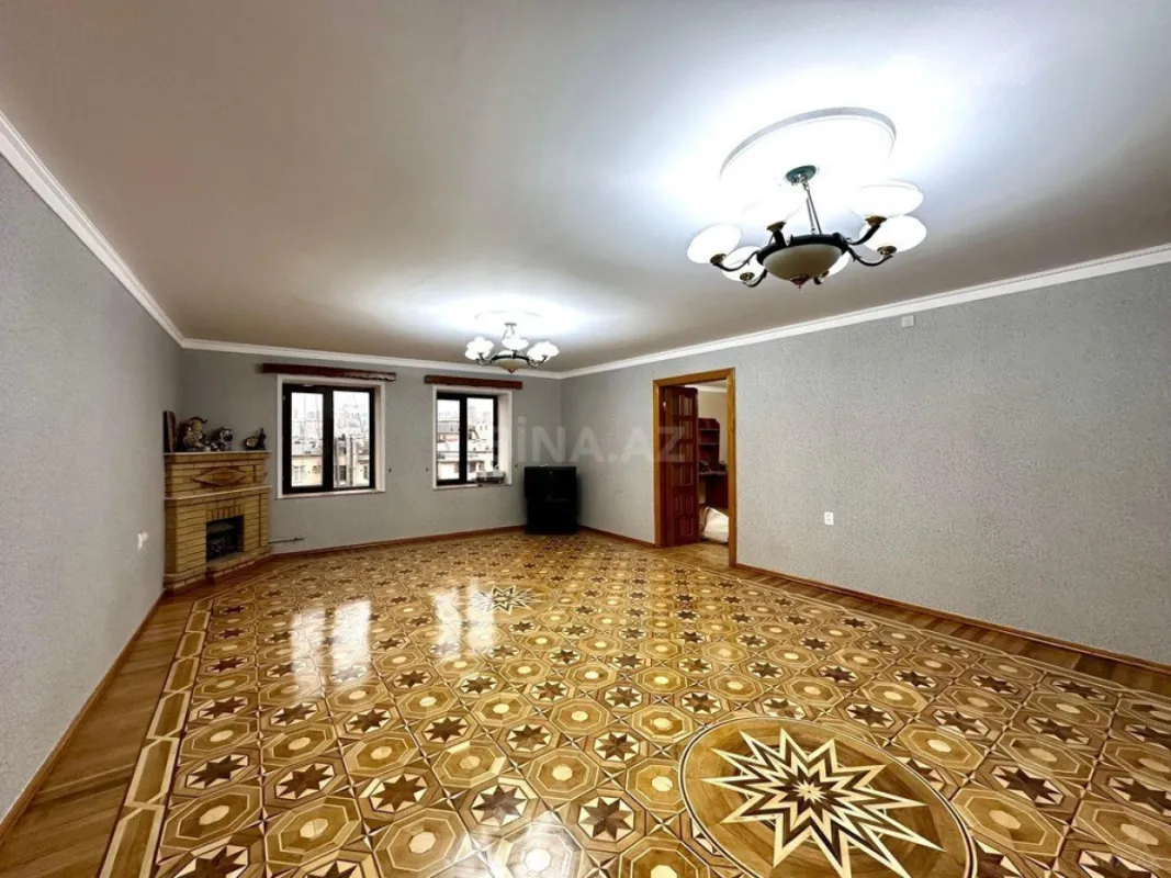 Satılır 6 otaqlı mənzil 215 m²
