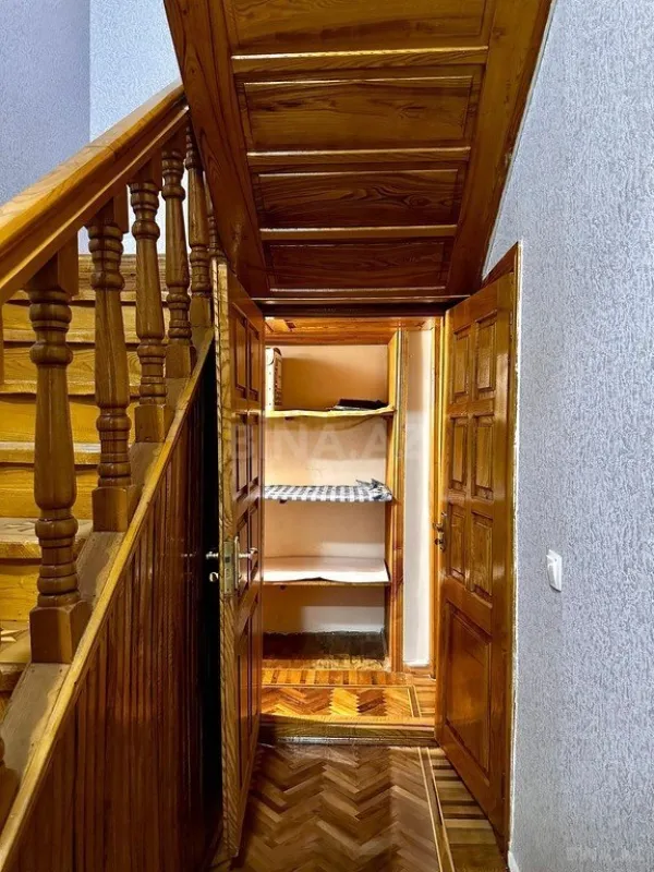 Satılır 6 otaqlı mənzil 215 m²