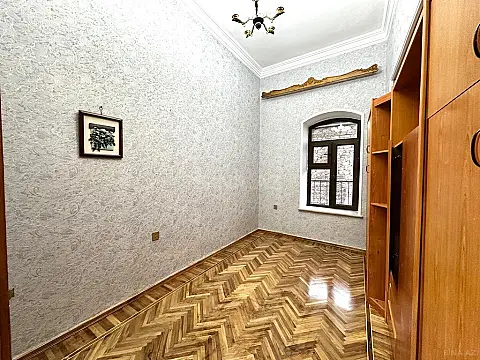 Satılır 6 otaqlı mənzil 215 m²