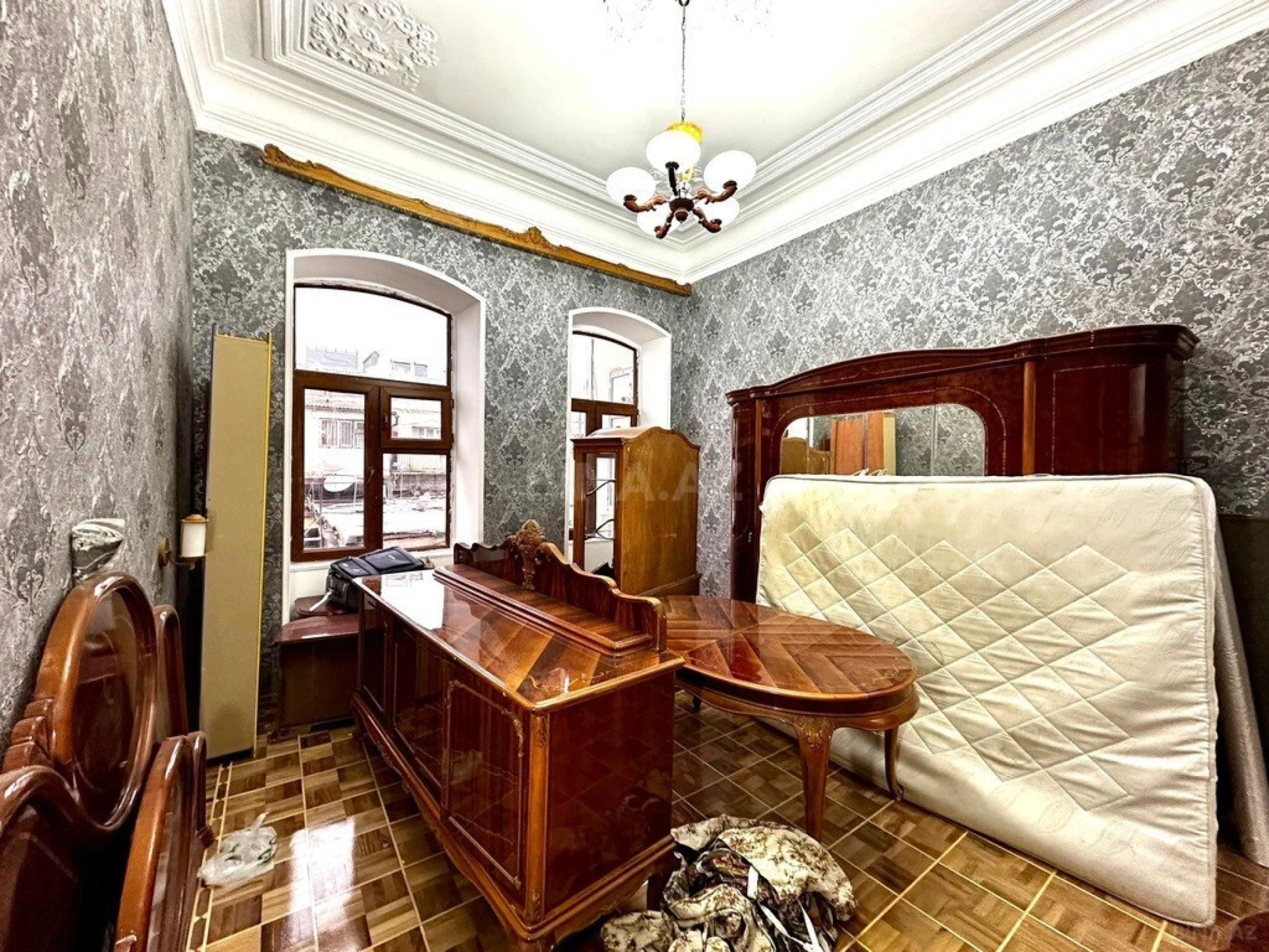 Satılır 6 otaqlı mənzil 215 m²
