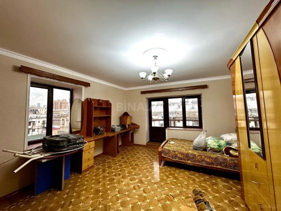 Satılır 6 otaqlı mənzil 215 m²