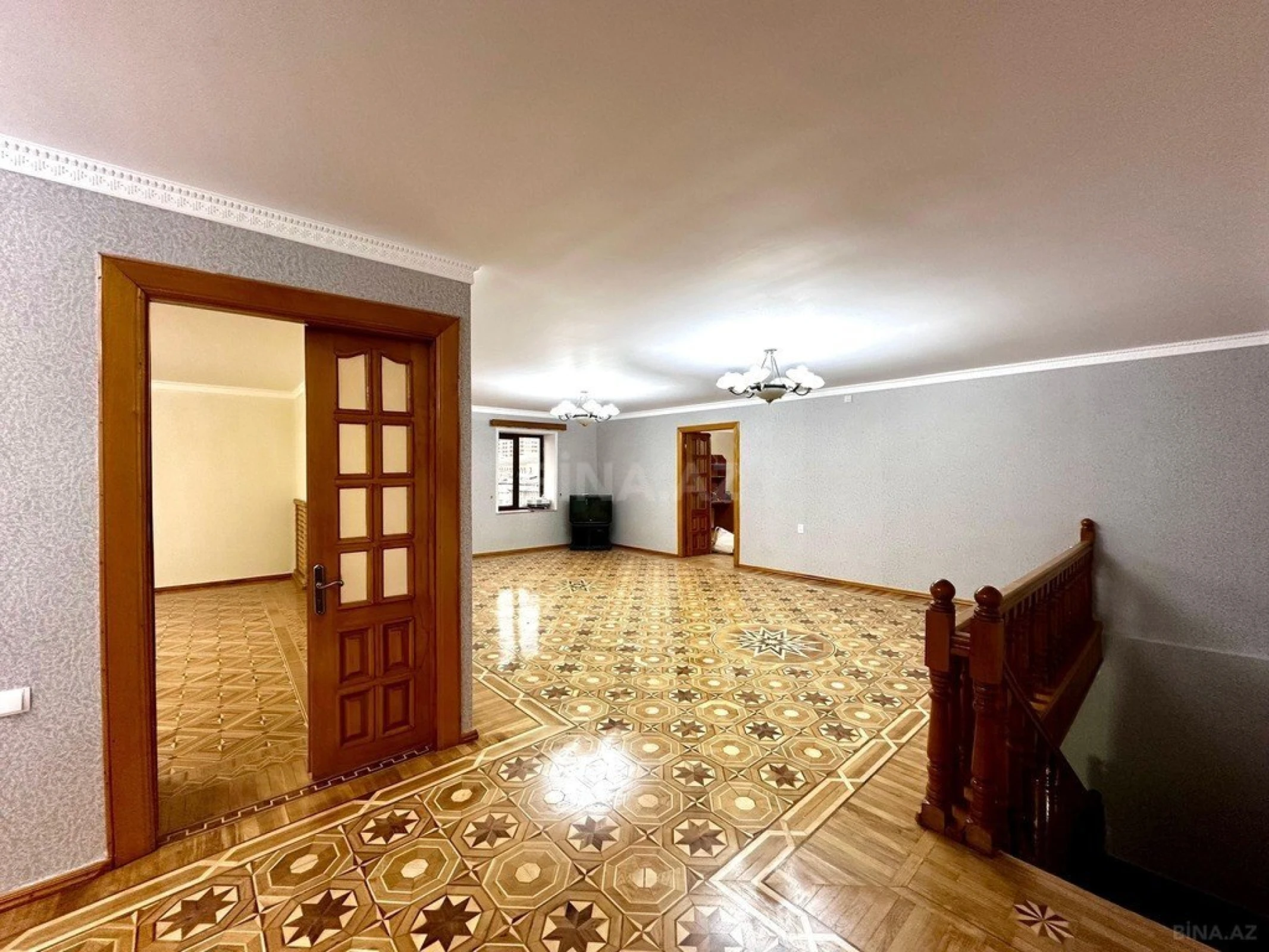 Satılır 6 otaqlı mənzil 215 m²