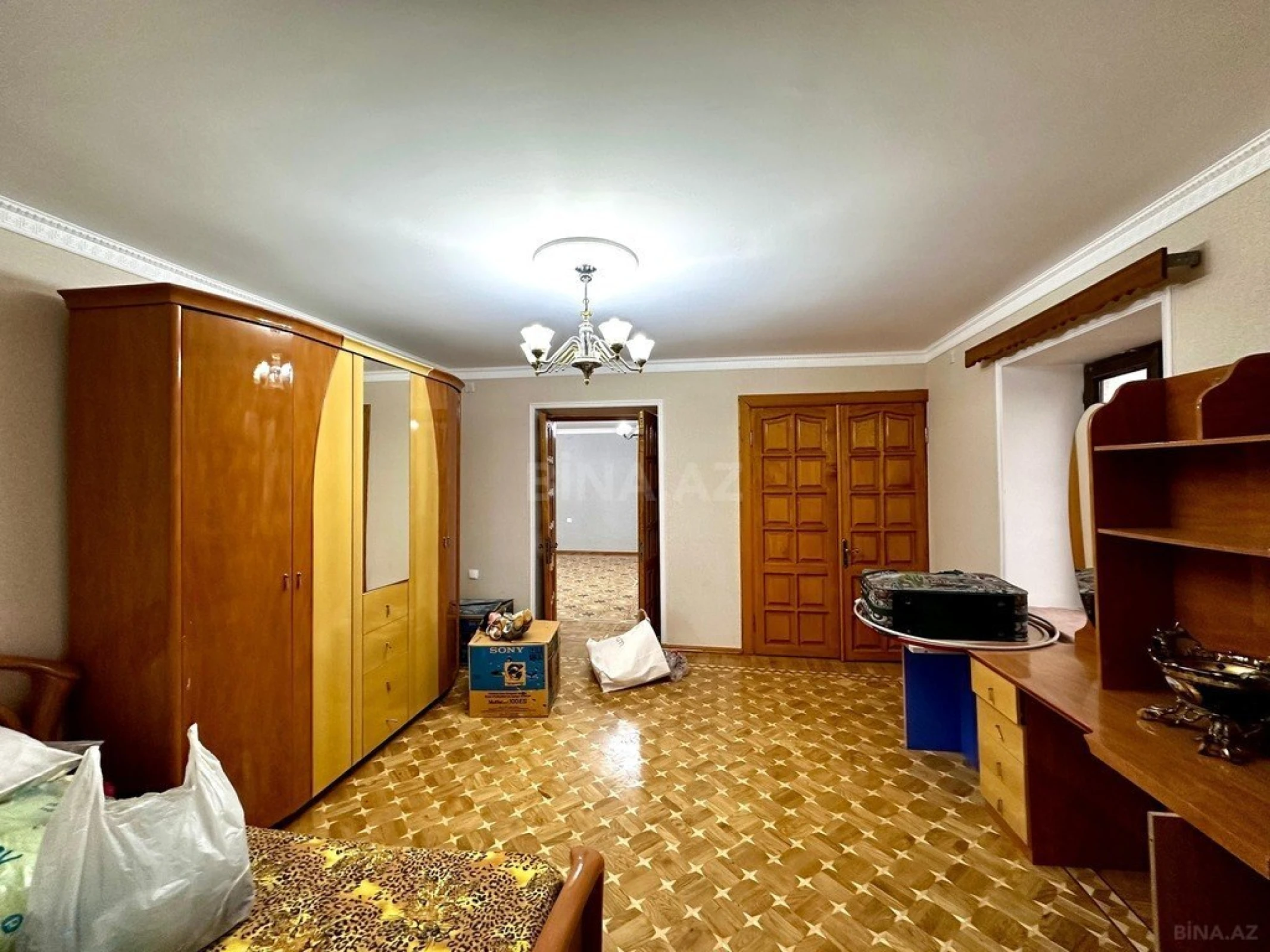 Satılır 6 otaqlı mənzil 215 m²