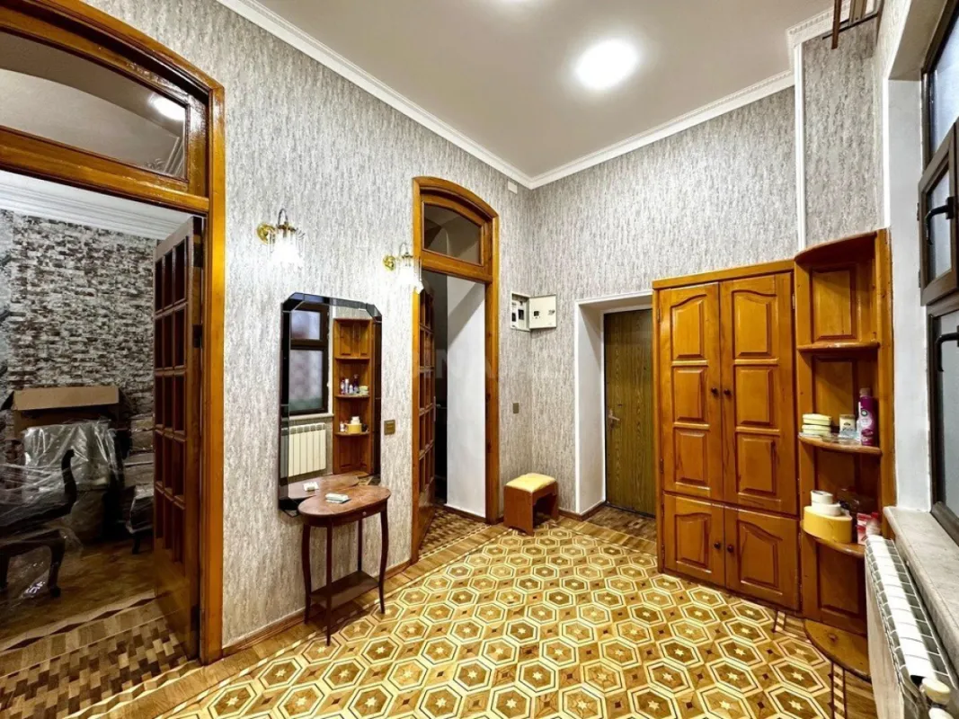 Satılır 6 otaqlı mənzil 215 m²